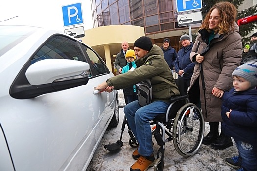 Автомобиль LADA Granta вручили участнику СВО в Новосибирской области