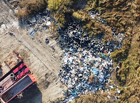 Благовещенка закопала мусор на своём участке, но попала на камеру дрона