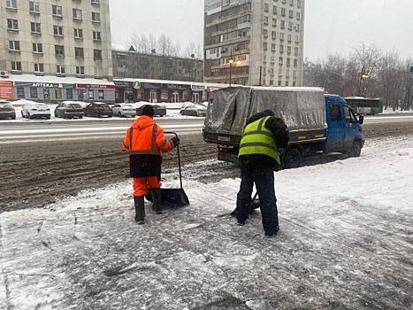 Больше 100 рабочих устраняют последствия непогоды в Мурманске