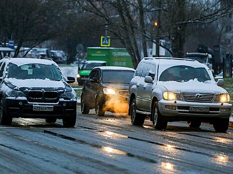 ЦОДД рекомендовал автомобилистам выезжать только на зимней резине из-за снегопада в Москве