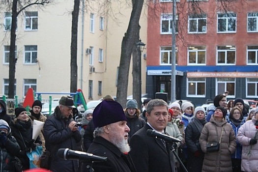 Между СИЗО и ГУФСИН: Махонин и Мефодий открыли памятник Достоевскому в Перми