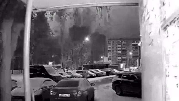 Момент прилета и падения дрона ВСУ в Ижевске попал на видео