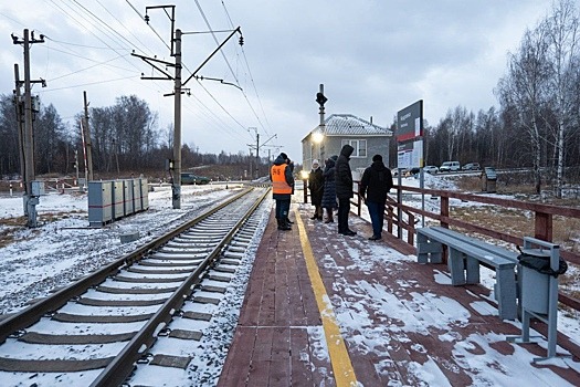 Мрачные остановки кемеровской электрички стали ярче