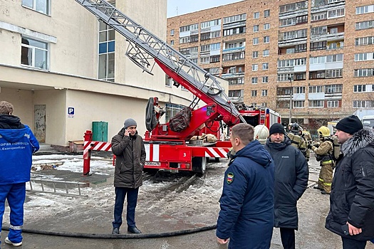 Одного человека спасли с горящей крыши больницы Екатеринбурга