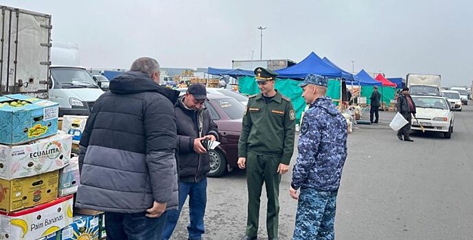 Пятерых мигрантов выселят из страны после проверки ремонтируемого военкомата