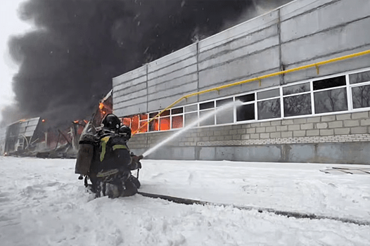 Площадь пожара на складе в Барнауле достигла 6000 квадратных метров