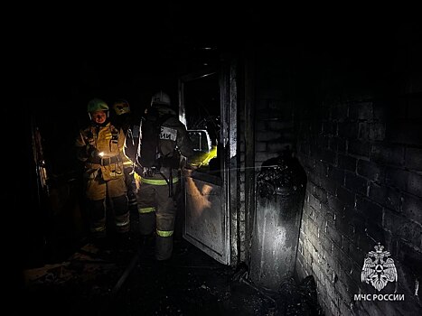 Пожар на складе ликвидируют спасатели МЧС на улице Федосеенко в Нижнем Новгороде