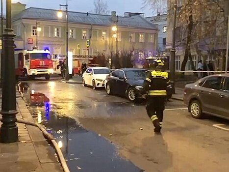 Пожарные ликвидируют возгорание в квартире в центре Москвы