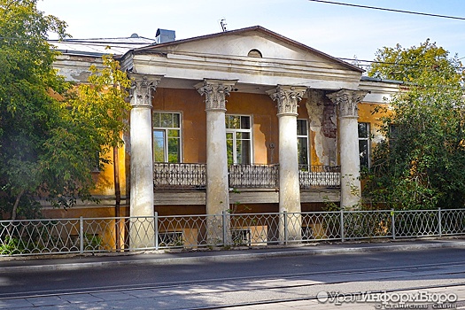 Рядом с усадьбой Рязанова в центре Екатеринбурга с нарушением установили мусорную площадку