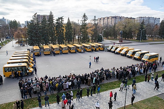 Школы Черкесска получили новые автобусы и оборудование