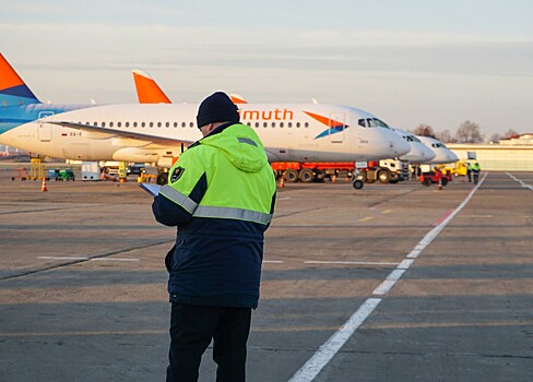 Sukhoi Superjet с россиянами загорелся при посадке в турецком аэропорту. Главное