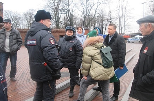 В Калининграде опять попытались разогнать блошиный рынок у башни Врангеля