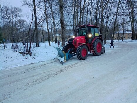 В Кирове над уборкой снега трудятся 72 единицы техники 106 специалистов ручного труда