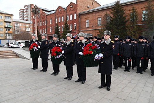 В Красноярском полицейские возложили цветы к стенам храма в дань памяти сотрудникам, погибшим при исполнении служебных обязанностей