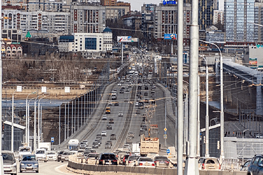 В Новосибирске завершили ремонт Октябрьского моста и открыли движение по нему на всех полосах