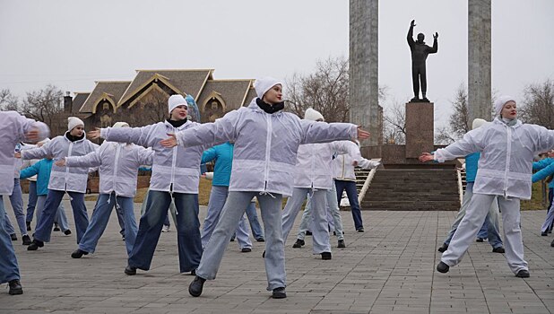 В Оренбурге прошел флешмоб «Ура, Гагарин»