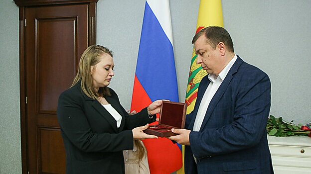 В Пензе вдове участника СВО передали звезду Героя ДНР