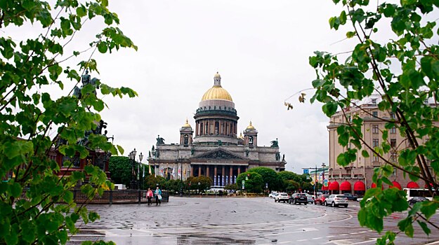 В Петербурге грядущие выходные будут ветреными, дождливыми, но теплыми