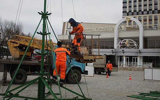 В Рязани на Московском шоссе ставят елку у ЗАГСа