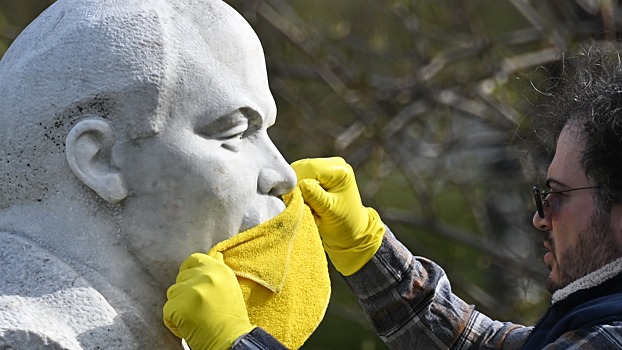 Во Владивостоке изуродовали памятник Ленину