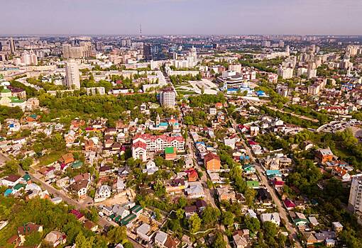 В российском городе ветром сорвало крышу остановки