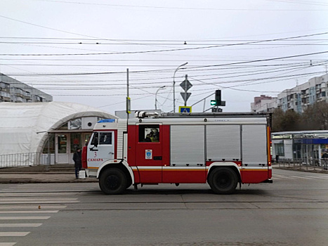 В Самаре более двух десятков человек тушили горящее здание на улице Куйбышева