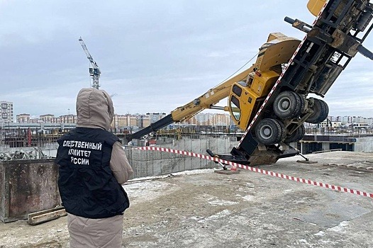 В Тюмени на стройке опрокинулся автокран