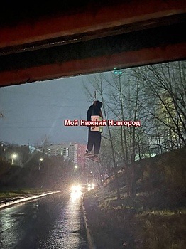 Жуткий манекен подвесили на мосту в Нижнем Новгороде в Хэллоуин