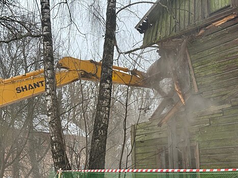 Барак на улице Труда начали сносить