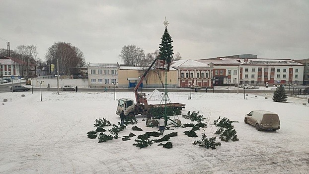 Двенадцатиметровую ель начали собирать на главной площади Камбарки