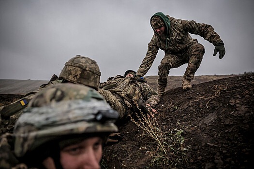 Группа украинских военных сдалась в плен после получения агитлистовок