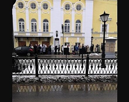 Мест нет: огромные очереди выстроились у драмтеатра в Костроме