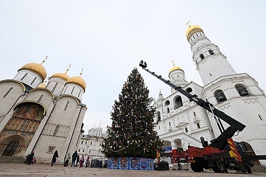 На Соборной площади Московского Кремля нарядили главную елку страны