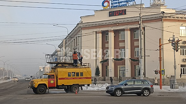 Опасный троллейбусный провод упал на дорогу в самом центре Кемерова