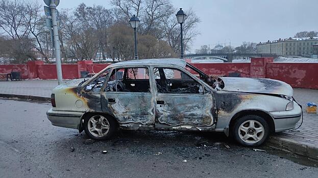 Подросток поджёг чужой автомобиль в Вологде после безуспешных попыток угона