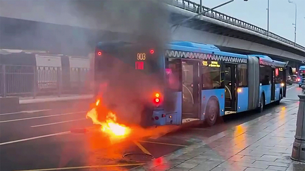 Появилось видео, как на ВДНХ загорелся автобус с пассажирами