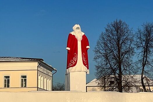 С памятника Ленину в Ирбите сняли костюм Деда Мороза