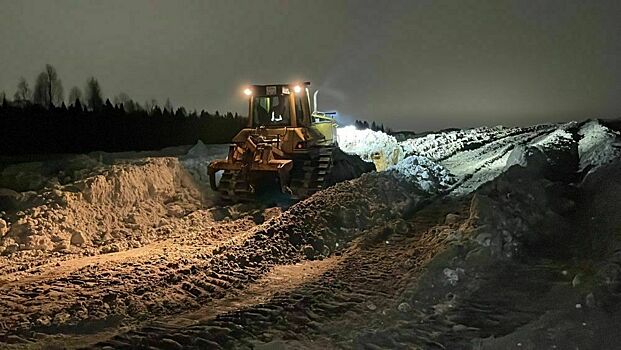 Снег с улиц Кирова убирают порядка 100 единиц самосвалов и погрузочной техники