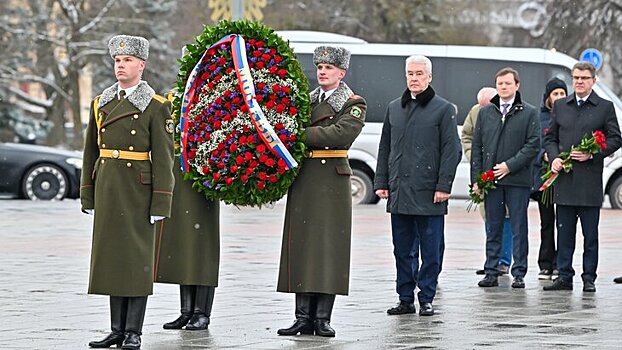 Собянин возложил венок к монументу Победы в Минске