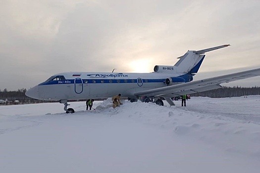 В Якутии самолет ЯК-40 выкатился за пределы взлетно-посадочной полосы