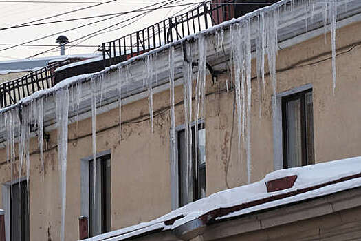 В Петербурге на пешеходов упала сосулька во время фотосессии