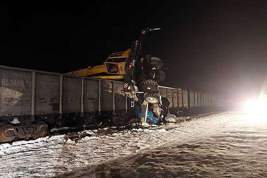 В Приамурье стрела крана упала на грузовой вагон