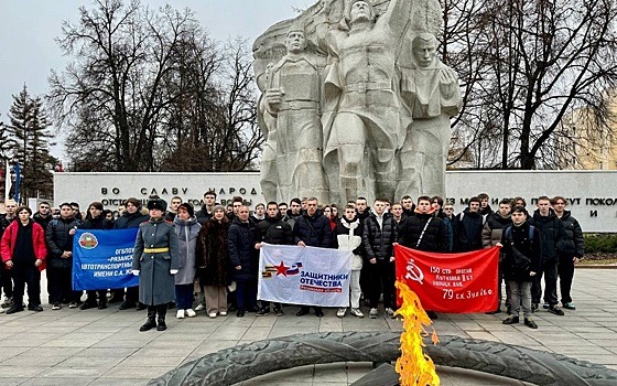 В Рязани в День неизвестного солдата возложили цветы к памятнику Победе