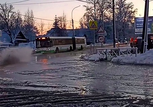 В Великом Новгороде затопило улицу: «Придется вплавь»