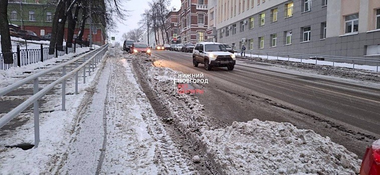 Водители жалуются на нечищеные платные парковки в центре Нижнего Новгорода