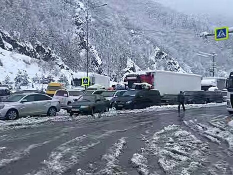 Военно-Грузинская дорога закрыта для грузовиков из-за непогоды