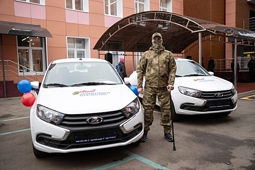 «Защитники Отечества» вручили ветеранам СВО новые автомобили