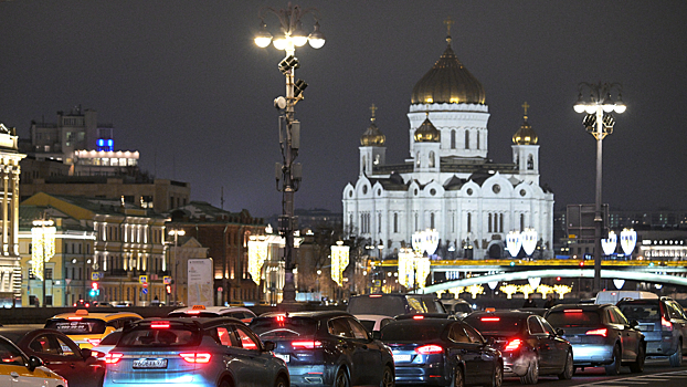 Движение возле Храма Христа Спасителя в Москве перекрыто