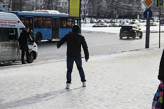 Москвичей предупредили о гололедице