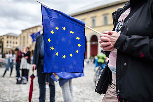 На митинге в Париже разорвали флаг Евросоюза